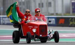 Lewis Hamilton und Charles Leclerc im einzigen roten Auto, das in Sao Paulo ins Ziel kam.