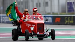 Lewis Hamilton und Charles Leclerc im einzigen roten Auto, das in Sao Paulo ins Ziel kam.