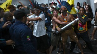 Die mit Knüppeln bzw. Tischbeinen bewaffneten Demonstranten gerieten mit den Sicherheitskräften ...