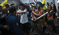 Die mit Knüppeln bzw. Tischbeinen bewaffneten Demonstranten gerieten mit den Sicherheitskräften ...