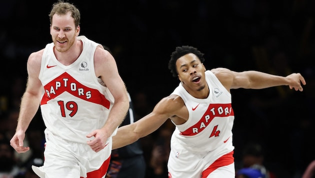 Jakob Pöltl (l.) hat die 2.500-Punkte-Marke geknackt.