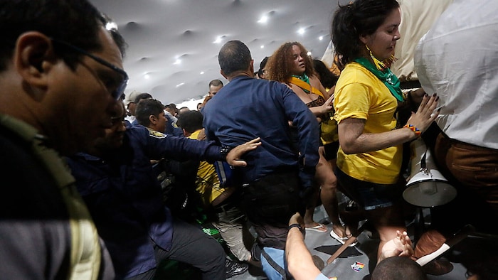 Chaotische Szenen auf den Fluren des Konferenzzentrums in Belém