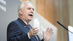 FPÖ-Nationalratspräsident Walter Rosenkranz ist trotz der Proteste für weitere ...