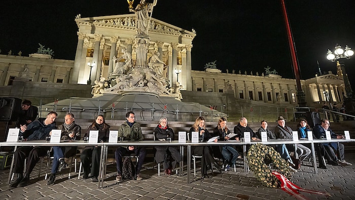 Vor dem Parlament fand zur gleichen Zeit eine Kundgebung „gegen Geschichtsvergessenheit und ...
