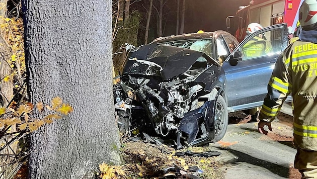 Das Auto wurde bei dem Unfall komplett zerstört.