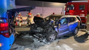 Das Auto wurde vor allem im vorderen Bereich komplett demoliert.