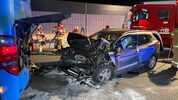 Das Auto wurde vor allem im vorderen Bereich komplett demoliert.