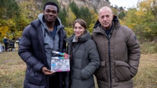 Dick eingepackt, aber gut gelaunt: Bless Amada, Antonia Moretti und Heino Ferch bei den ...