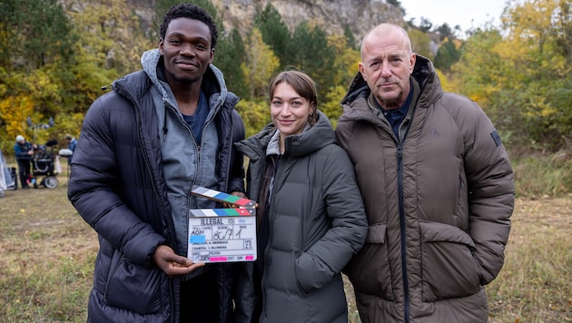 Dick eingepackt, aber gut gelaunt: Bless Amada, Antonia Moretti und Heino Ferch bei den ...