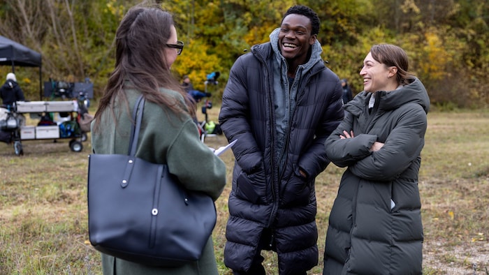 Bless Amada, Antonia Moretti und Heino Ferch hüllten sich bei den herbstlichen Dreharbeiten in ...