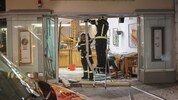 Der demolierte Eingangsbereich wurde von Feuerwehrleuten gesichert.
