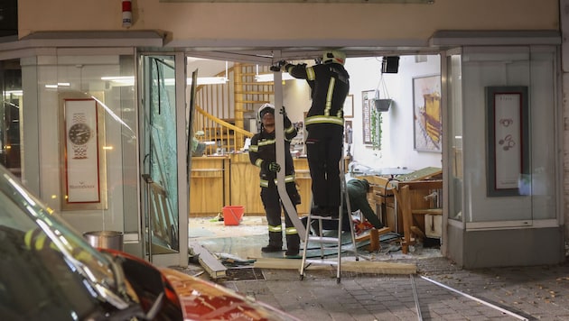 Der demolierte Eingangsbereich wurde von Feuerwehrleuten gesichert.