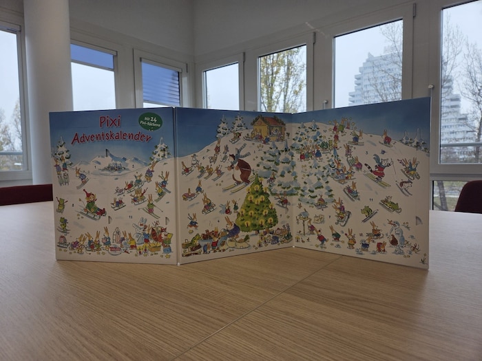 ... auch hier findet man den kleinen Kobold in winterlicher Kulisse. Erhältlich u.a. bei Thalia.