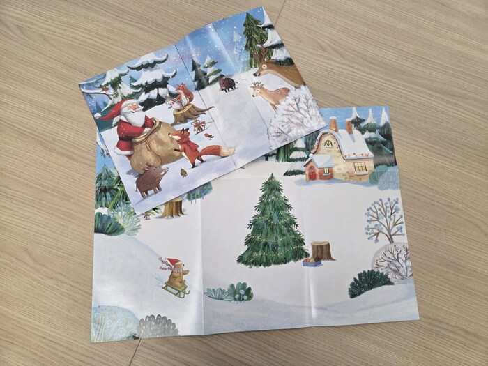 Das weihnachtliche Poster kann mit Dutzenden Stickern verschönert werden.