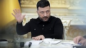Der ukrainische Präsident Wolodymyr Selenskyj hat mit der Ehrung der umstrittenen ...