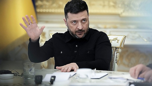 Der ukrainische Präsident Wolodymyr Selenskyj hat mit der Ehrung der umstrittenen ...