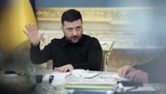 Der Skandal ist für Präsident Selenskyj unangenehm. Er forderte, dass Schuldige ohne Ansehen der ...