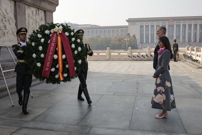 Das spanische Königspaar ließ am Denkmal für die Helden des Volkes in Peking einen Kranz ...