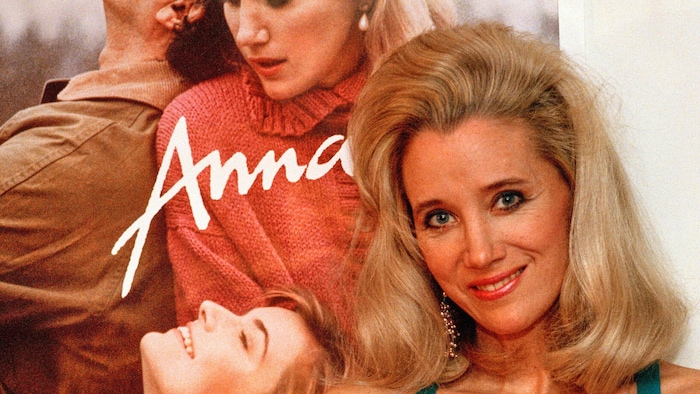 Sally Kirkland neben einem Plakat zum Film „Anna ... Exil New York“ (Archivbild)