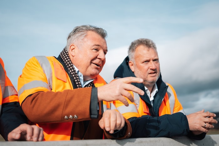 FP-Landesrat Günther Steinkellner (li.) und Peter Handlos blicken über die Grenze.