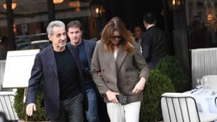 Ein Schritt zurück in die Normalität: Nicolas Sarkozy und Carla Bruni genießen ihr erstes ...