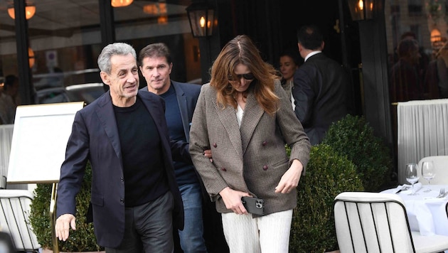 Ein Schritt zurück in die Normalität: Nicolas Sarkozy und Carla Bruni genießen ihr erstes ...