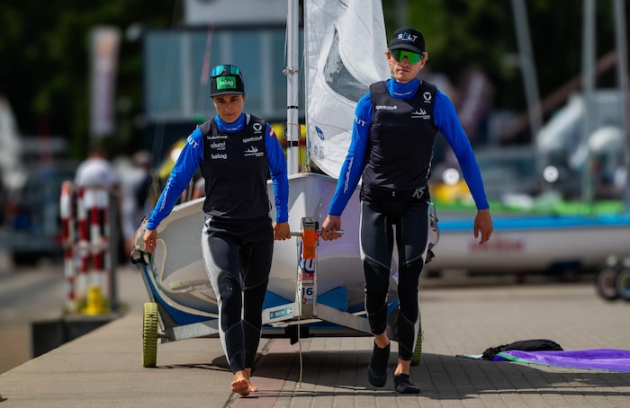 Vorschoter Niklas Haberl (re.) muss jetzt länger ohne Lara Vadlau (li.) auskommen. Für ihn wurde ...