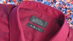 Mit jedem Waschgang gelangt bei synthetischen Textilien Mikroplastik ins Abwasser.