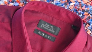 Krone KREATIV/Firn, luckakcul – stock.adobe.com Mit jedem Waschgang gelangt bei synthetischen Textilien Mikroplastik ins Abwasser.