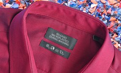 Mit jedem Waschgang gelangt bei synthetischen Textilien Mikroplastik ins Abwasser.