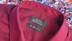 Mit jedem Waschgang gelangt bei synthetischen Textilien Mikroplastik ins Abwasser.
