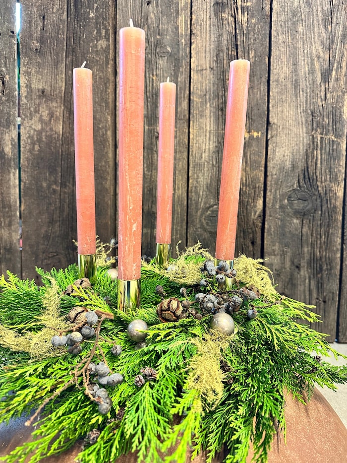 Heuer sind lange Kerzen und natürliche Deko angesagt.