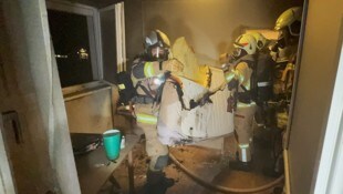 Die Feuerwehr im Zimmer des Mädchens.