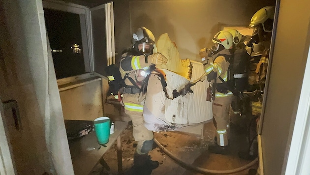 Die Feuerwehr im Zimmer des Mädchens.
