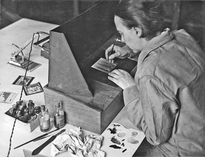 In der Werkstatt anno 1932: Die normierten Piktogramme mussten einzeln und von Hand gezeichnet ...