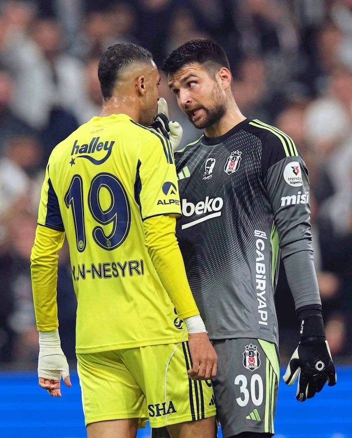 Der türkische Fußball liegt derzeit in Trümmern – auch Besiktas-Torhüter Ersin Destanoglu steht ...