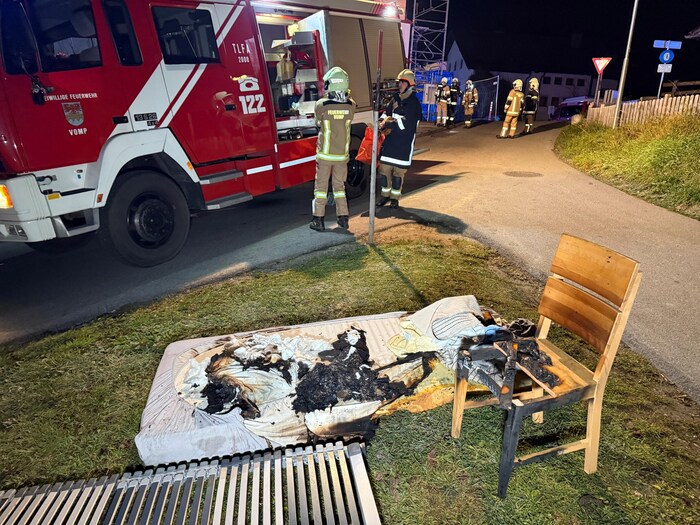 Die Matratze und der Stuhl hatten bereits Feuer gefangen.