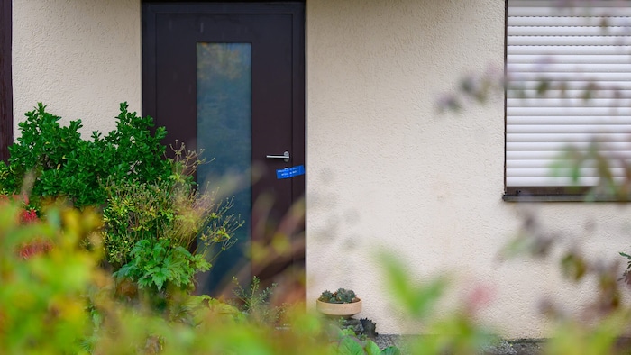 Hinter dieser Tür hatte sich die Familientragödie mit zwei Toten zugetragen.