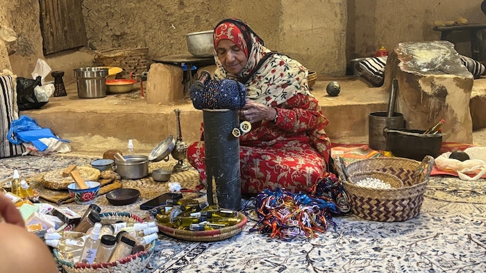 Handarbeit wie vor 400 Jahren in einem traditionellen Haus.