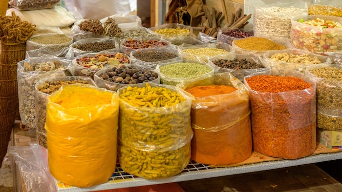 Datteln und Gewürze in allen Farben am Markt von Nizwa.