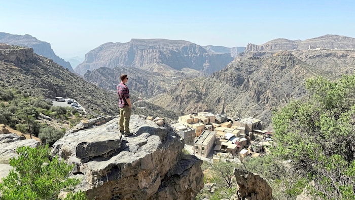 Paul Tikal im Omanbei den zerklüfteten Felsen des Al-Hadschar-Gebirges nahe von Nizwa, in dem es ...