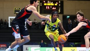 In der Basketball-Liga sind die Gegner oft einen Kopf größer. Für Tevin Brewer kein Problem, er ...