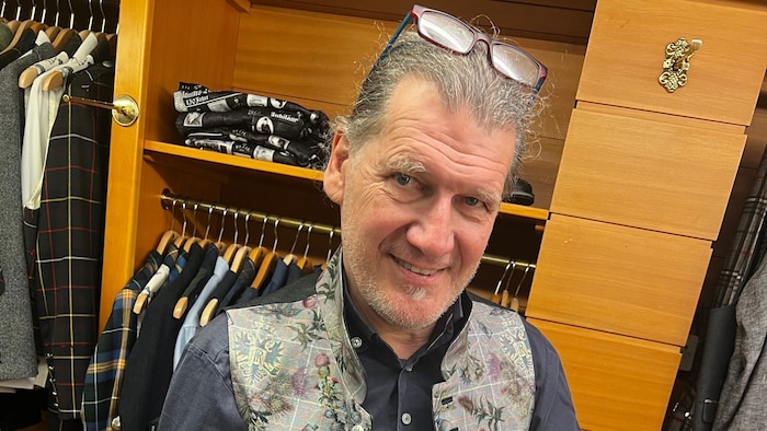 Thomas Rettl schenkt im Kilt aus.