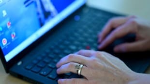 Verzweifelt auf der Suche nach einem Job sind Jasmin und Monika. Eine der Frauen ist ...