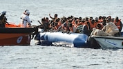 Ein überfülltes Boot mit Migranten wird aus dem Mittelmeer gerettet. (Symbolbild)