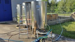 Die Wasserproben wurden in diesen Edelstahlbehältern gesammelt.