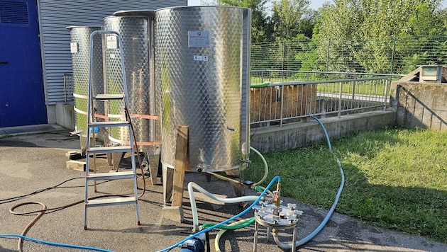 Die Wasserproben wurden in diesen Edelstahlbehältern gesammelt.