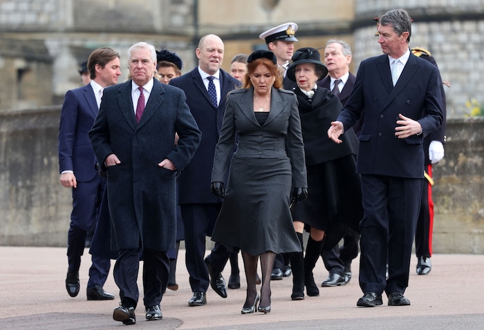 Auch Sarah Ferguson ist bei der Königsfamilie in Ungnade gefallen, hat keinen Titel mehr und ...