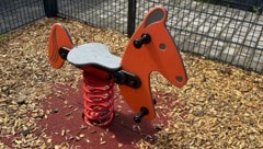 Vor dem Haus, in dem die Familie gelebt hat, befindet sich auch ein Spielplatz.