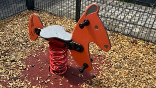 Vor dem Haus, in dem die Familie gelebt hat, befindet sich auch ein Spielplatz.